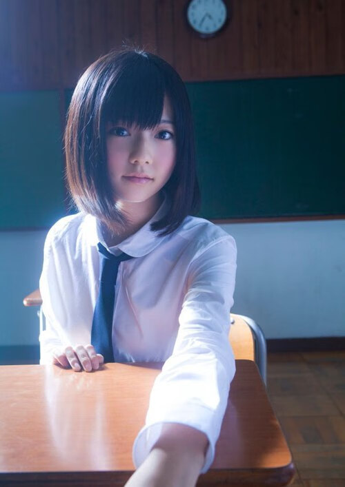 那不勒斯高位压迫打乱对方节奏，那不勒斯的球场