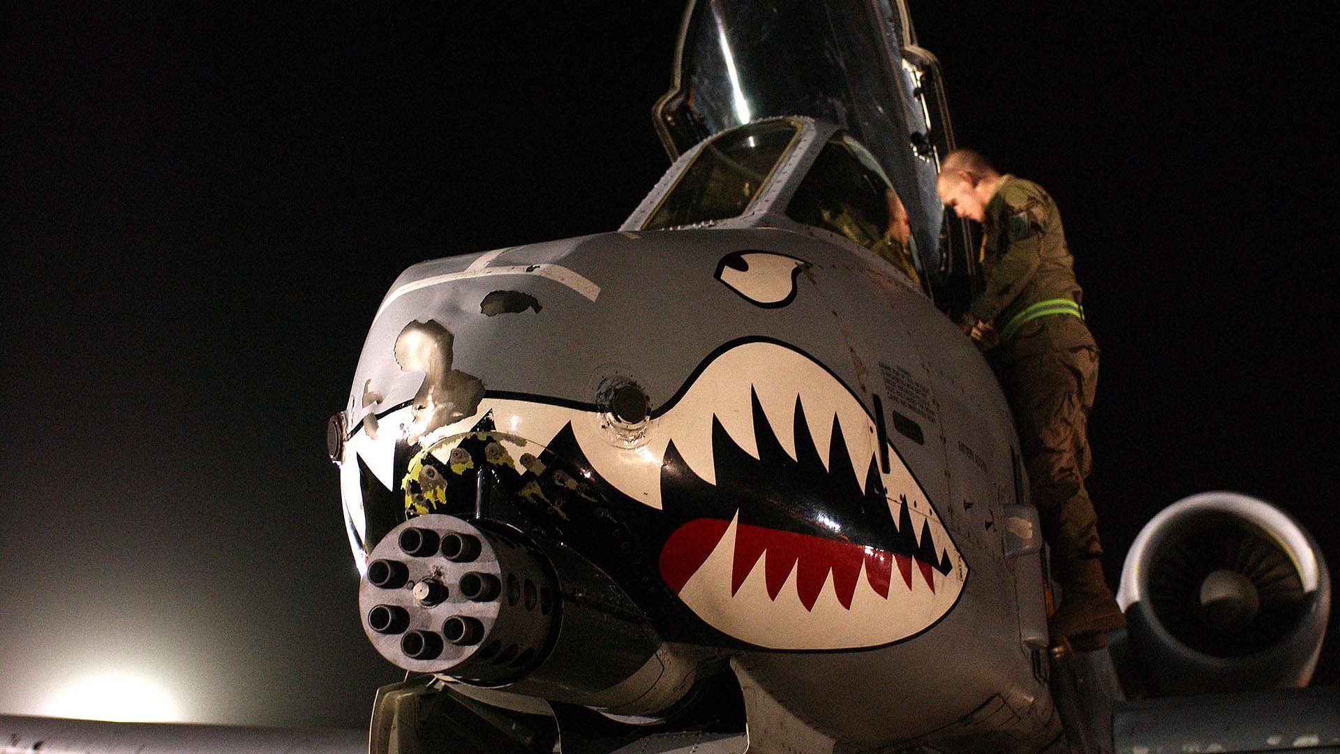 那不勒斯高位压迫打乱对方节奏，那不勒斯的球场